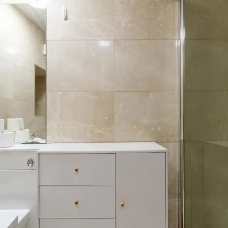 Homely 3 Bedroom In The Heart Of *