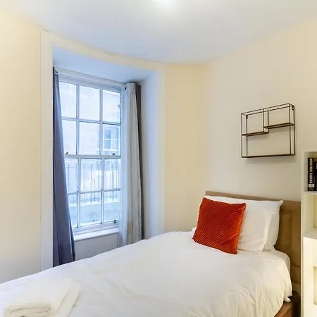 Homely 3 Bedroom In The Heart Of Apartamento Edimburgo