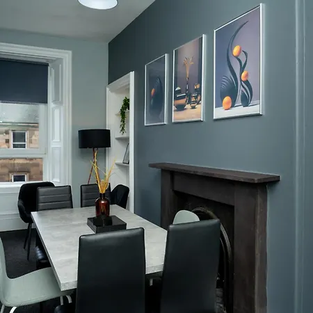Appartamento Centre, 3br Home, Next To Tram Stop, Sleeps7