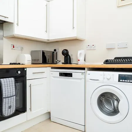 Appartamento Centre, 3br Home, Next To Tram Stop, Sleeps7