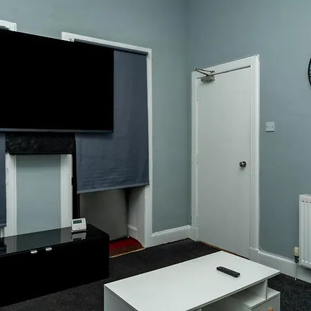 Centre, 3br Home, Next To Tram Stop, Sleeps7 *