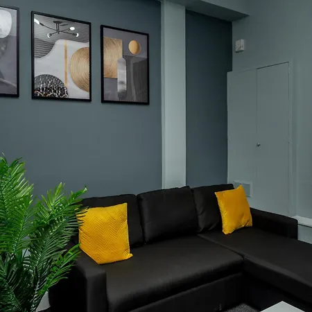 Centre, 3br Home, Next To Tram Stop, Sleeps7 *