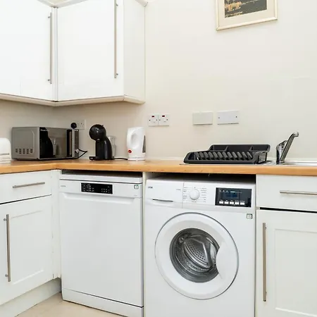 Centre, 3br Home, Next To Tram Stop, Sleeps7 Appartamento