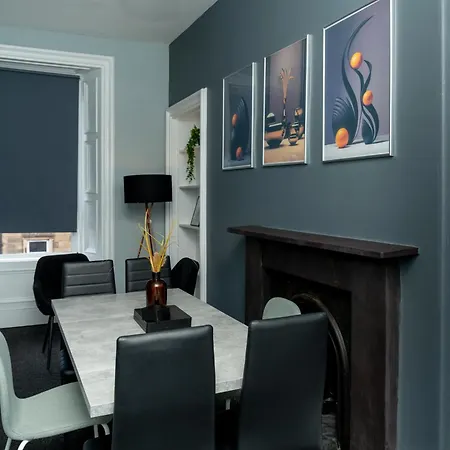 Appartamento Centre, 3br Home, Next To Tram Stop, Sleeps7 Edimburgo