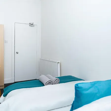 Centre, 3br Home, Next To Tram Stop, Sleeps7 *