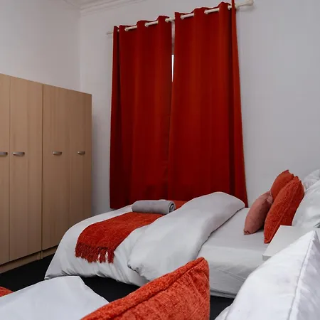 Appartamento Centre, 3br Home, Next To Tram Stop, Sleeps7