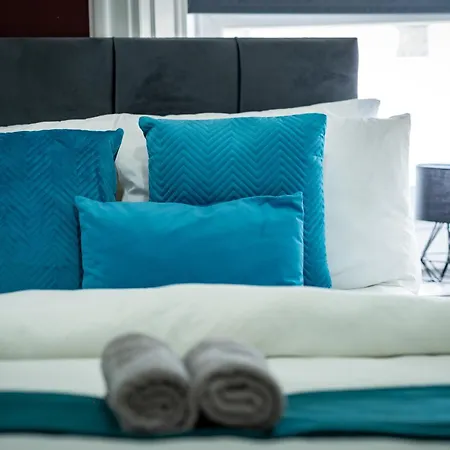 Centre, 3br Home, Next To Tram Stop, Sleeps7 *