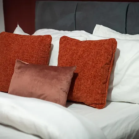 Centre, 3br Home, Next To Tram Stop, Sleeps7
