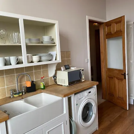 Beautiful & Bright 2 Bed Flat Murrayfield Apartment