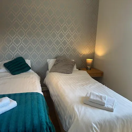 3 Bedroom Centre In Lauriston Place 아파트 *