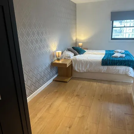 3 Bedroom Centre In Lauriston Place