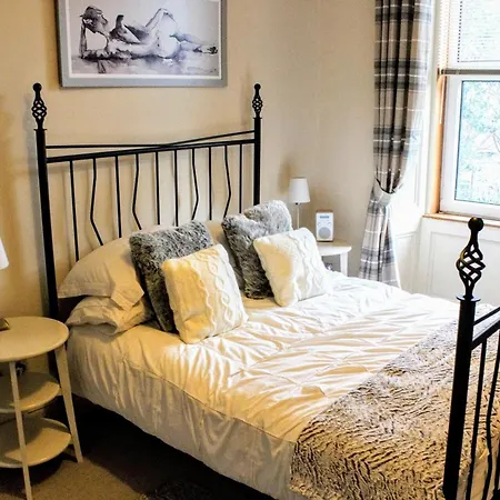 Cosy And Modern In Edinburgh