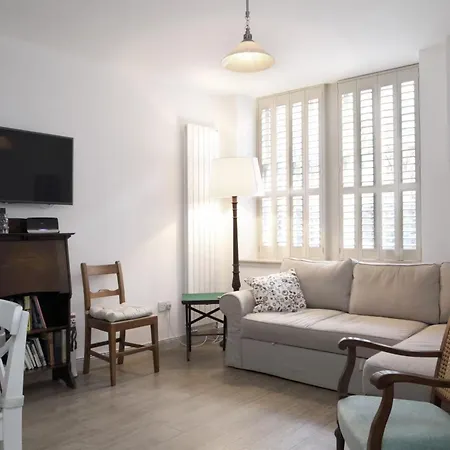 Quiet Ground Floor Mews Flat And Parking *