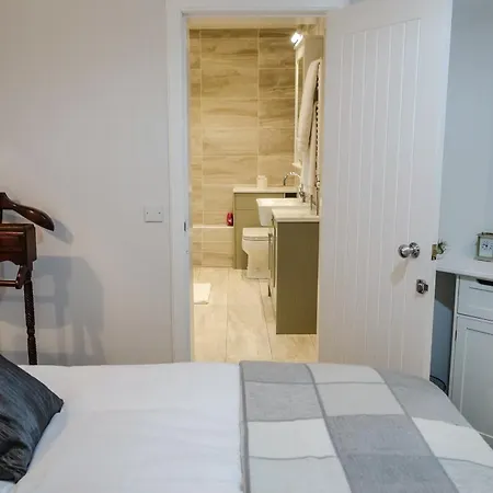 Quiet Ground Floor Mews Flat And Parking 아파트