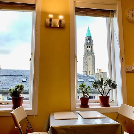 Sophisticated In Centre Apartment Edinburgh