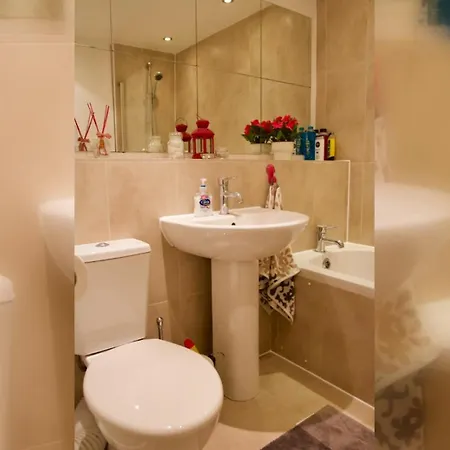 Bright Spacious 2 Bedroom In Stockbridge Apartment