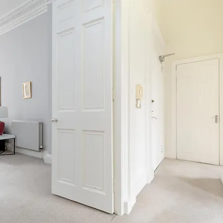 Light And Spacious 2 Bedroom Flat In Heart Of * Edinburgh