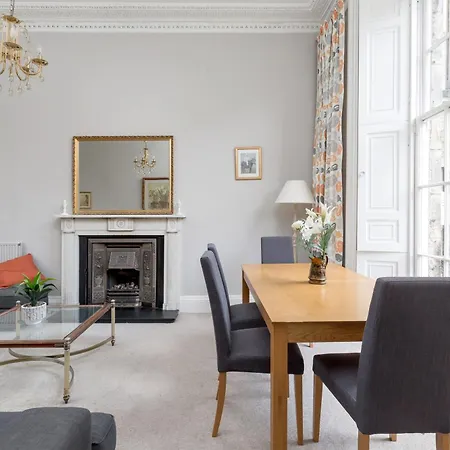 Holiday home Light And Spacious 2 Bedroom Flat In Heart Of Edinburgh