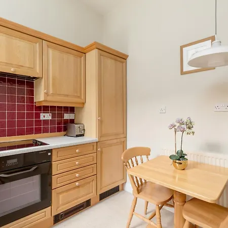 Light And Spacious 2 Bedroom Flat In Heart Of * Edinburgh