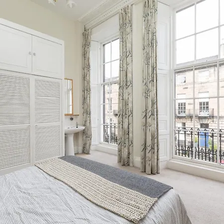 Holiday home Light And Spacious 2 Bedroom Flat In Heart Of