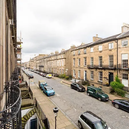 Light And Spacious 2 Bedroom Flat In Heart Of Holiday home Edinburgh