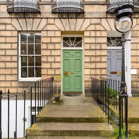 Light And Spacious 2 Bedroom Flat In Heart Of Edinburgh