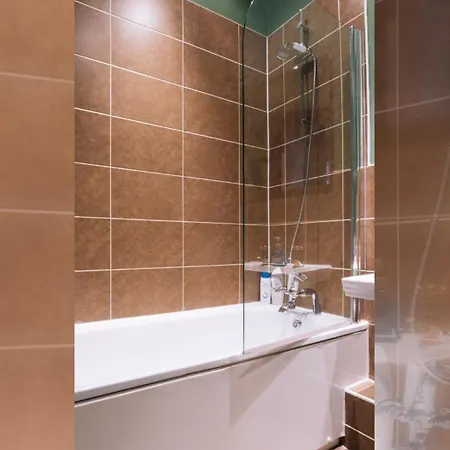 Grade A Listed 2 Bedroom In Apartment *