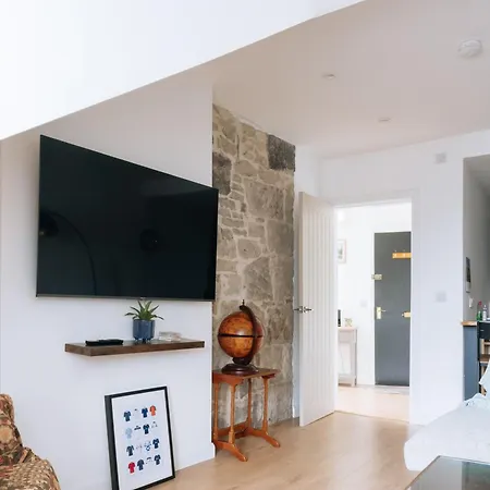 & Modern 2bd Flat -