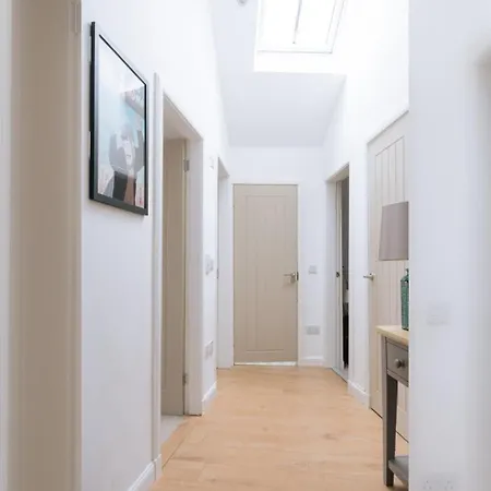 & Modern 2bd Flat - *