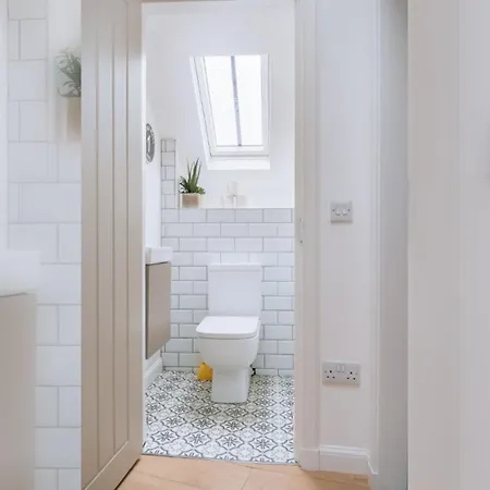 & Modern 2bd Flat -