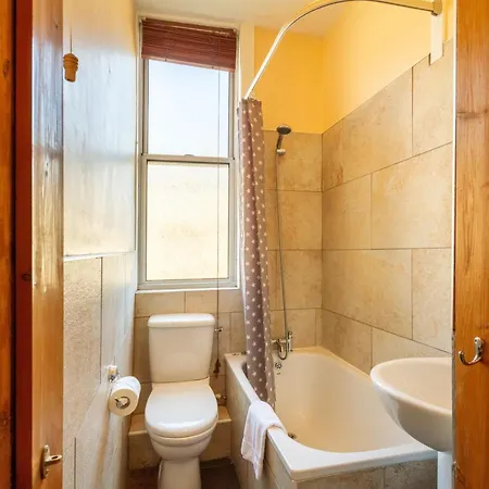 Апартаменты Bright 1 Bedroom Near Centre