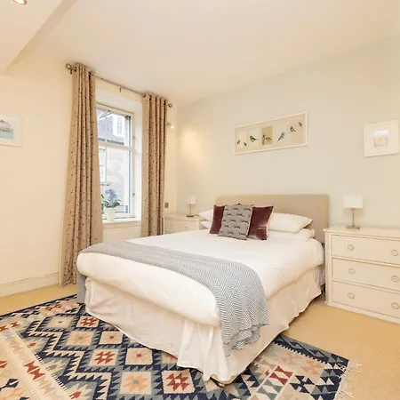 New Town Elegant 2-bedroom In The Heart Of The *