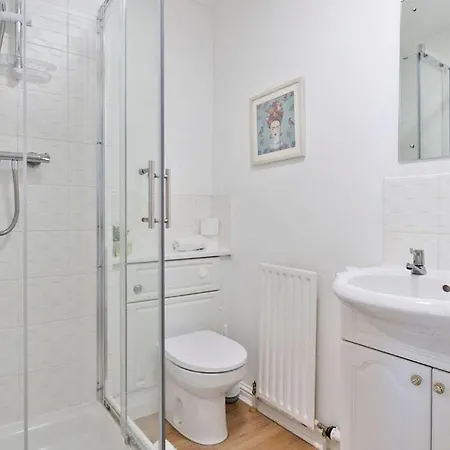 Guestready - Stylish W/ Parking Near * Edinburgh