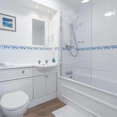 Guestready - Stylish W/ Parking Near Edinburgh
