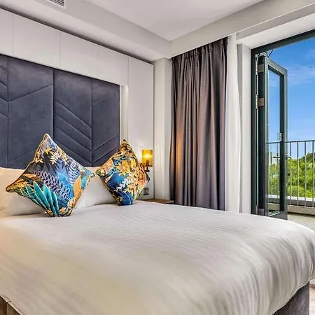 Aparthotel Roomzzz 4*