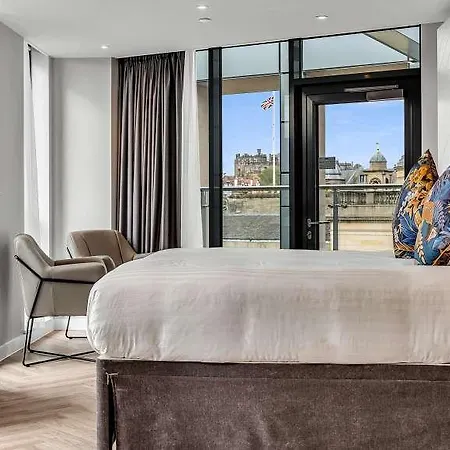 Roomzzz Aparthotel