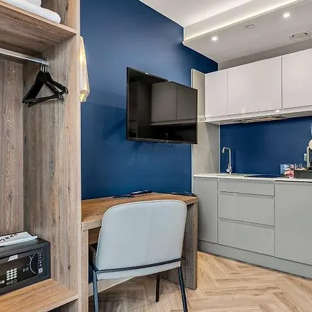 Roomzzz Aparthotel 4*