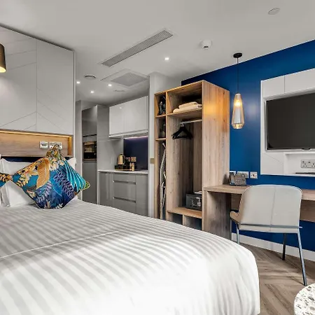 Roomzzz Aparthotel 4*
