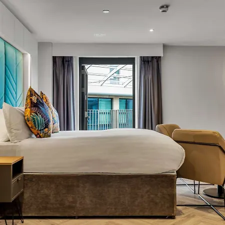 Roomzzz Aparthotel