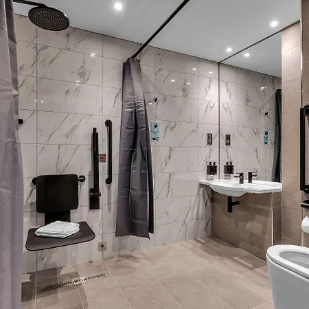Roomzzz Aparthotel 4*