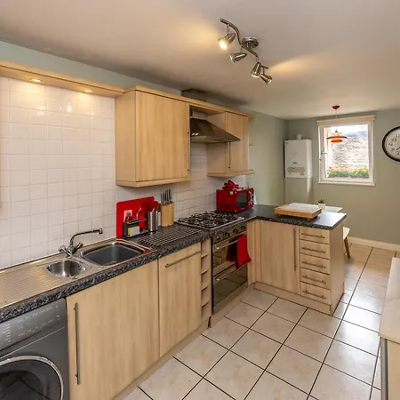 Next To The Palace And Royal Mile With Parking Edimburgo
