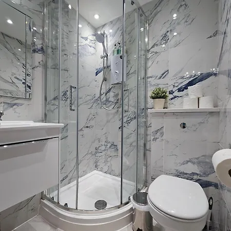Charming Hideaway In Centre *