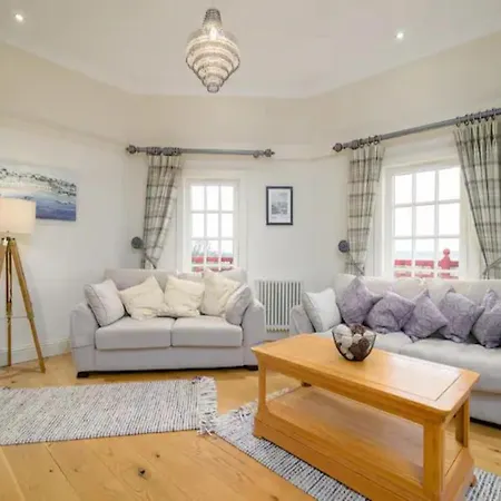 Historic Ramsay Garden With Balcony Views - Pass The Keys *