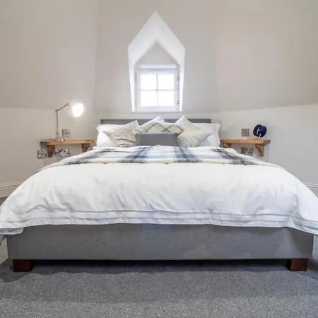 Historic Ramsay Garden With Balcony Views - Pass The Keys Appartement