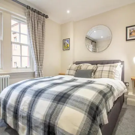 Historic Ramsay Garden With Balcony Views - Pass The Keys Appartement