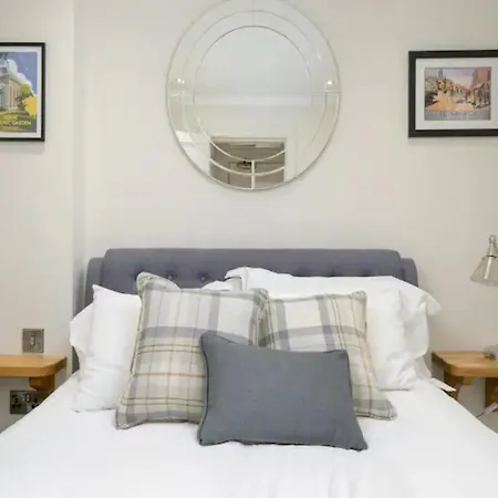 Historic Ramsay Garden With Balcony Views - Pass The Keys Appartement