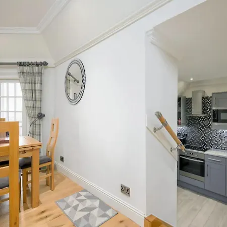 Historic Ramsay Garden With Balcony Views - Pass The Keys Appartement Édimbourg