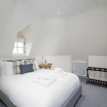 Historic Ramsay Garden With Balcony Views - Pass The Keys Appartement Édimbourg