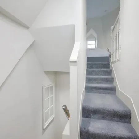 Historic Ramsay Garden With Balcony Views - Pass The Keys Appartement
