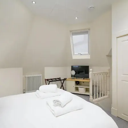 Historic Ramsay Garden With Balcony Views - Pass The Keys Appartement *